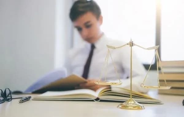 Czym zajmuje się prawnik? Kluczowe usługi i specjalizacje prawne Czym zajmuje się prawnik? Kluczowe usługi i specjalizacje prawne